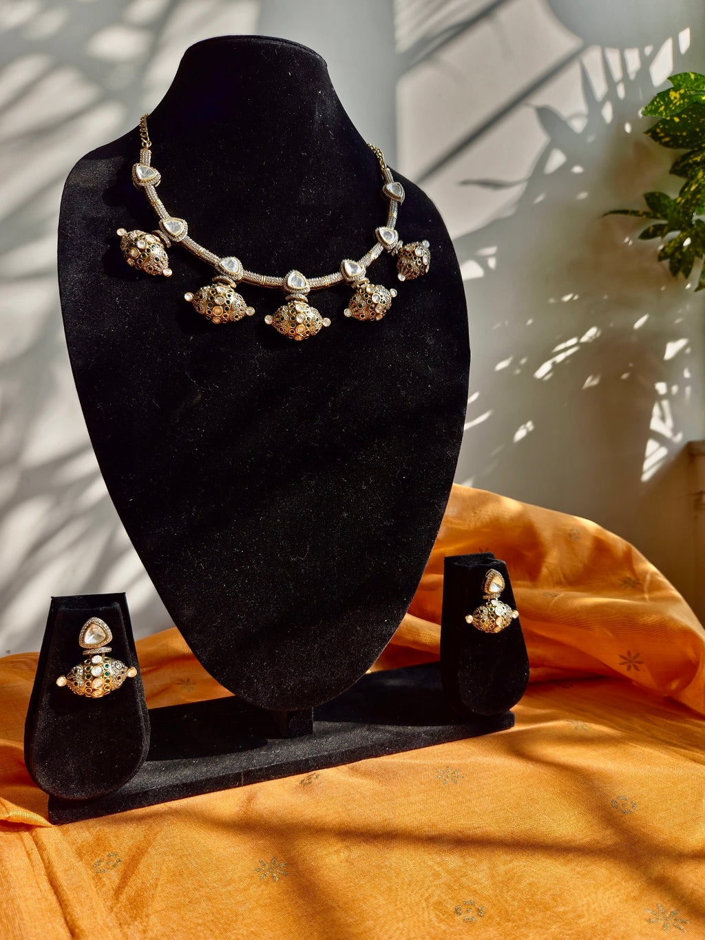 Dome White & Green Stone Set