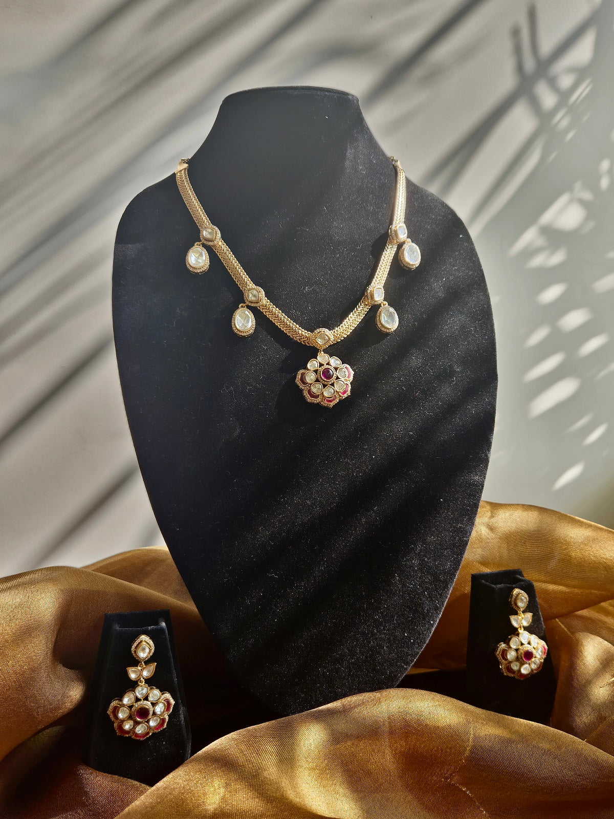 Maroon Gold Chain Flower Stone Set